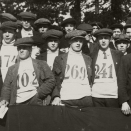 Deltakere på "løpertribunen" i Holmenkollen 1914. Fotograf: Oppi Kunstforlag, De kongelige samlinger